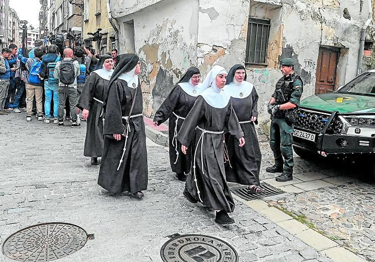Algunas de las exreligiosas ante la Guardia Civil, camino del juzgado de Briviesca