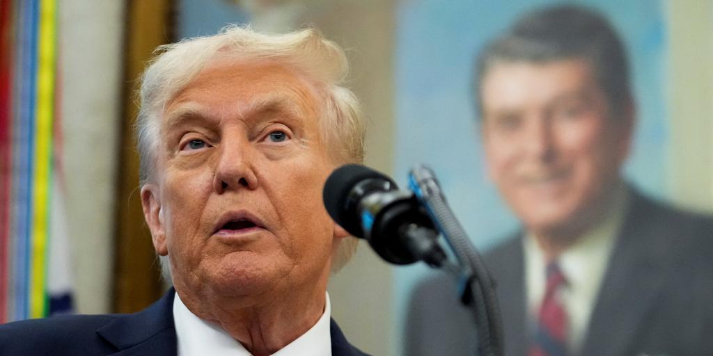 Trump y Pfizer anuncian un acuerdo para bajar los precios de medicamentos en Estados Unidos
