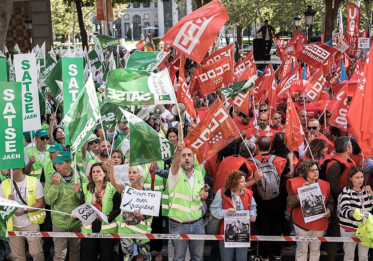 Los sindicatos en la concentración frente al ministerio de Sanidad