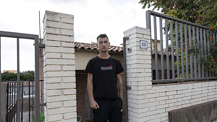 Vecinos de Sant Vicenç dels Horts apoyan al alcalde en el desalojo de los okupas de la escuela: «Hay otros medios para pedir ayuda»