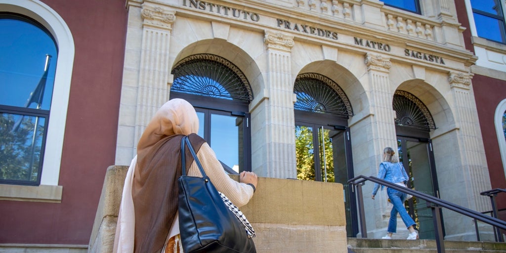 Un instituto público riojano expulsa a una alumna por usar el velo islámico: «Estamos recibiendo presiones»