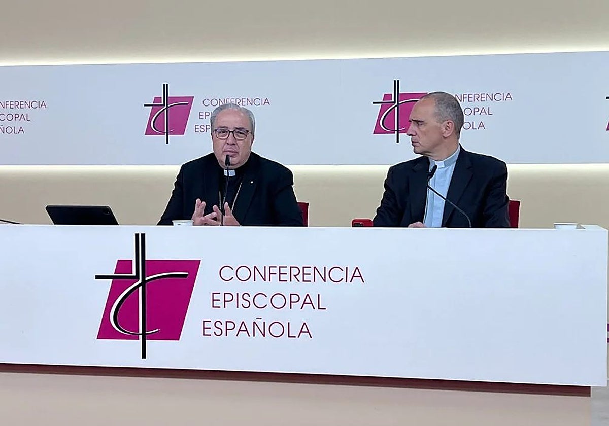 García Magán, a la izquierda, durante su última rueda de prensa