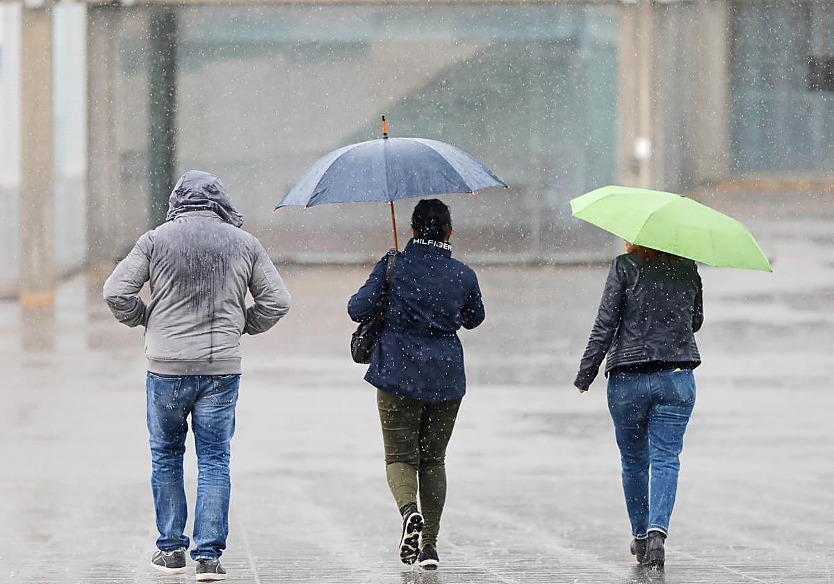 La Aemet avisa de lo que va a pasar con el tiempo en España al inicio de la semana: Lluvias y cambios de temperatura en estas zonas