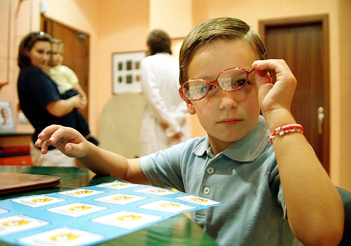 Un niño se prueba unas gafas en una óptica