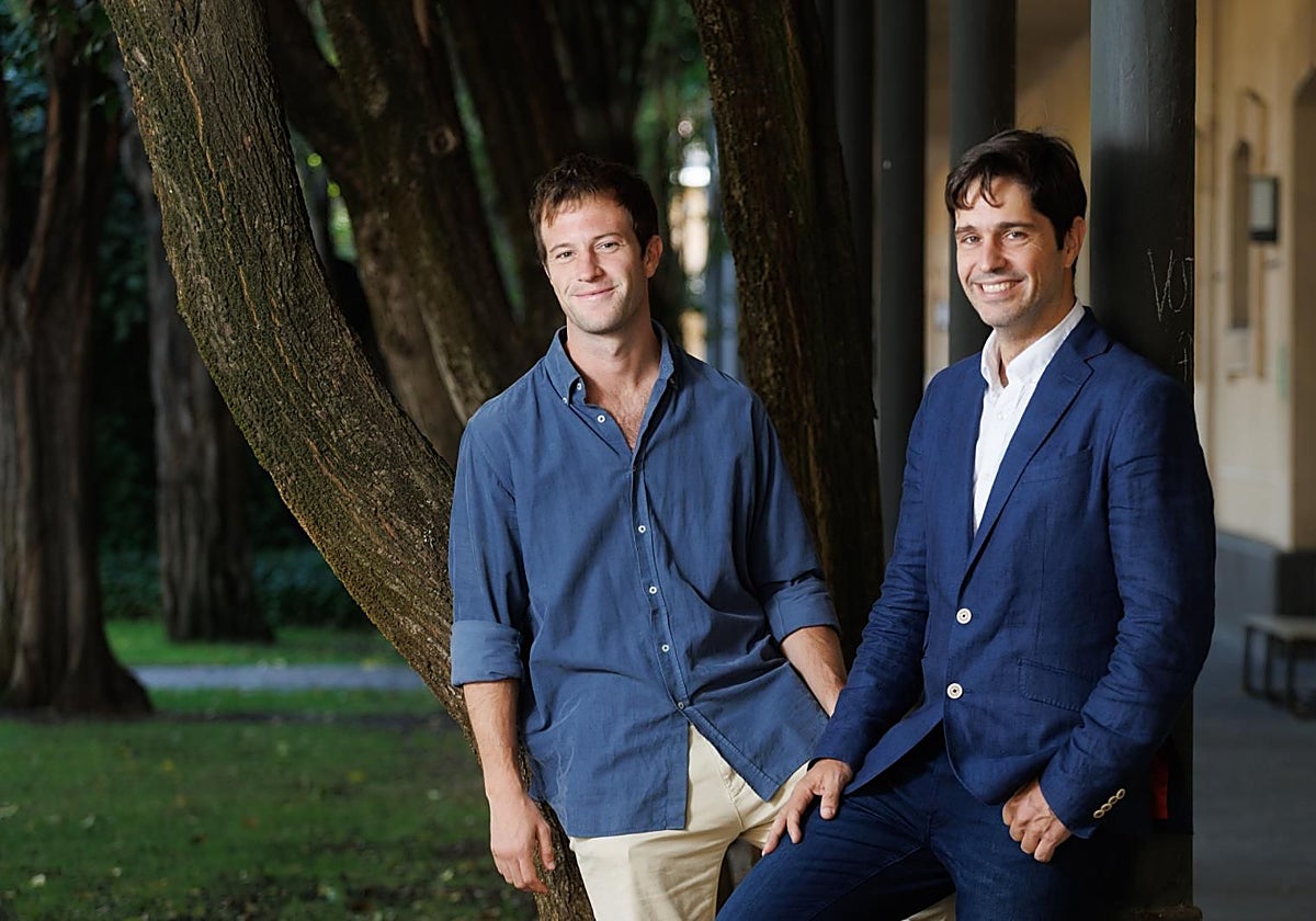 Los investigadores de la Universidad Carlos III de Madrid, Carlos Sunyer (izquierda) y David Martínez-Miera tras la entrevista con ABC