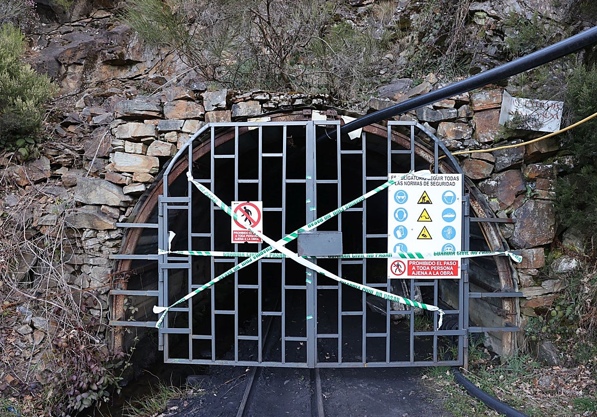 En la imagen, vista de la bocamina cerrada tras la explosión en la mina de Cerredo