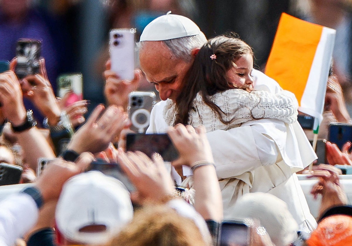 El Papa León XIV abraza a una niña este domingo, día en el que se celebra la Misa por el Jubileo de la Espiritualidad Mariana, en la Plaza de San Pedro del Vaticano