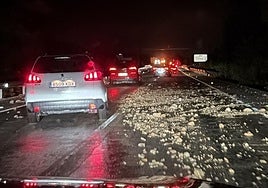 Ocho horas atrapados en la N-340 por la dana Alice: «La alerta al móvil nos llegó con dos horas de retraso. No pudimos reaccionar»