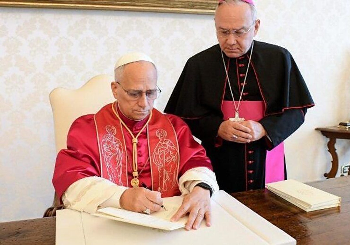 El Papa firma 'Dilexi te' en presencia del substituto de la Secretaría de Estado,. Peña Parra