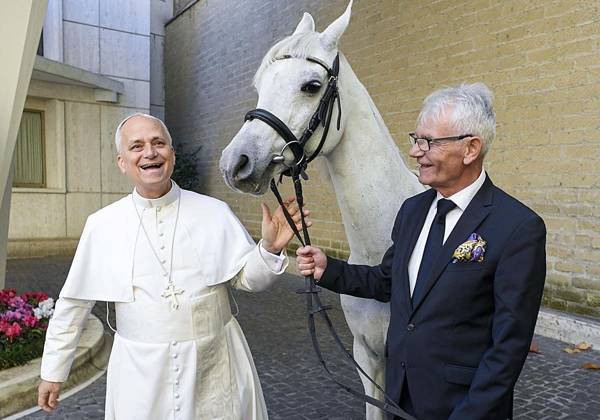 Regalan al Papa un caballo pura raza árabe