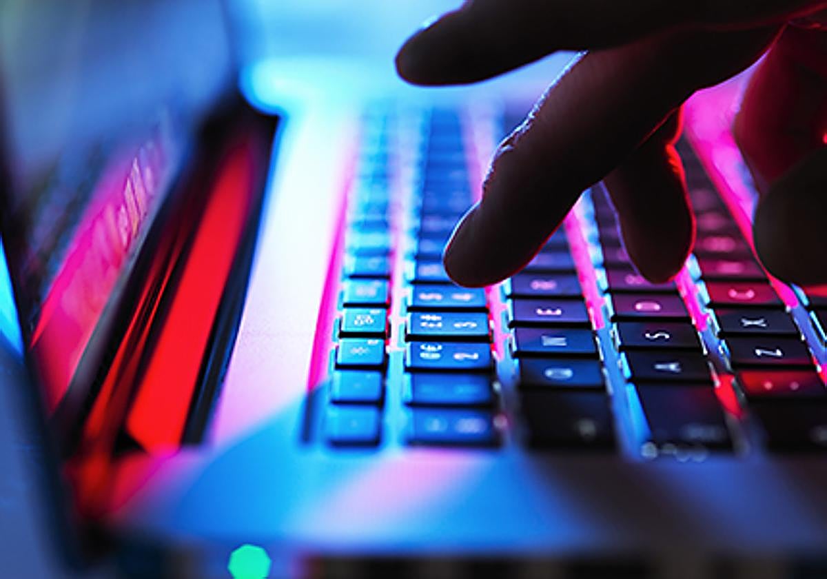 Un hombre, acusado de abusar de más de 30 niños en Internet.