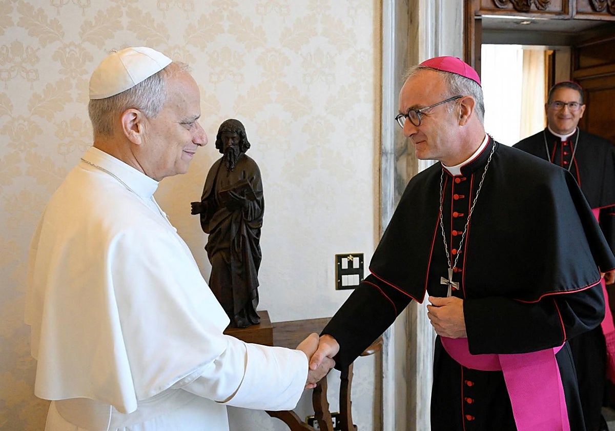 El Papa saluda el presidente de la Comisión, el obispo francés Thibault Verny