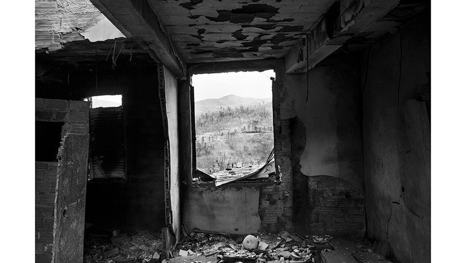 Detalle del interior de una casa devastada por el incendio en San Vicente de Leira. 