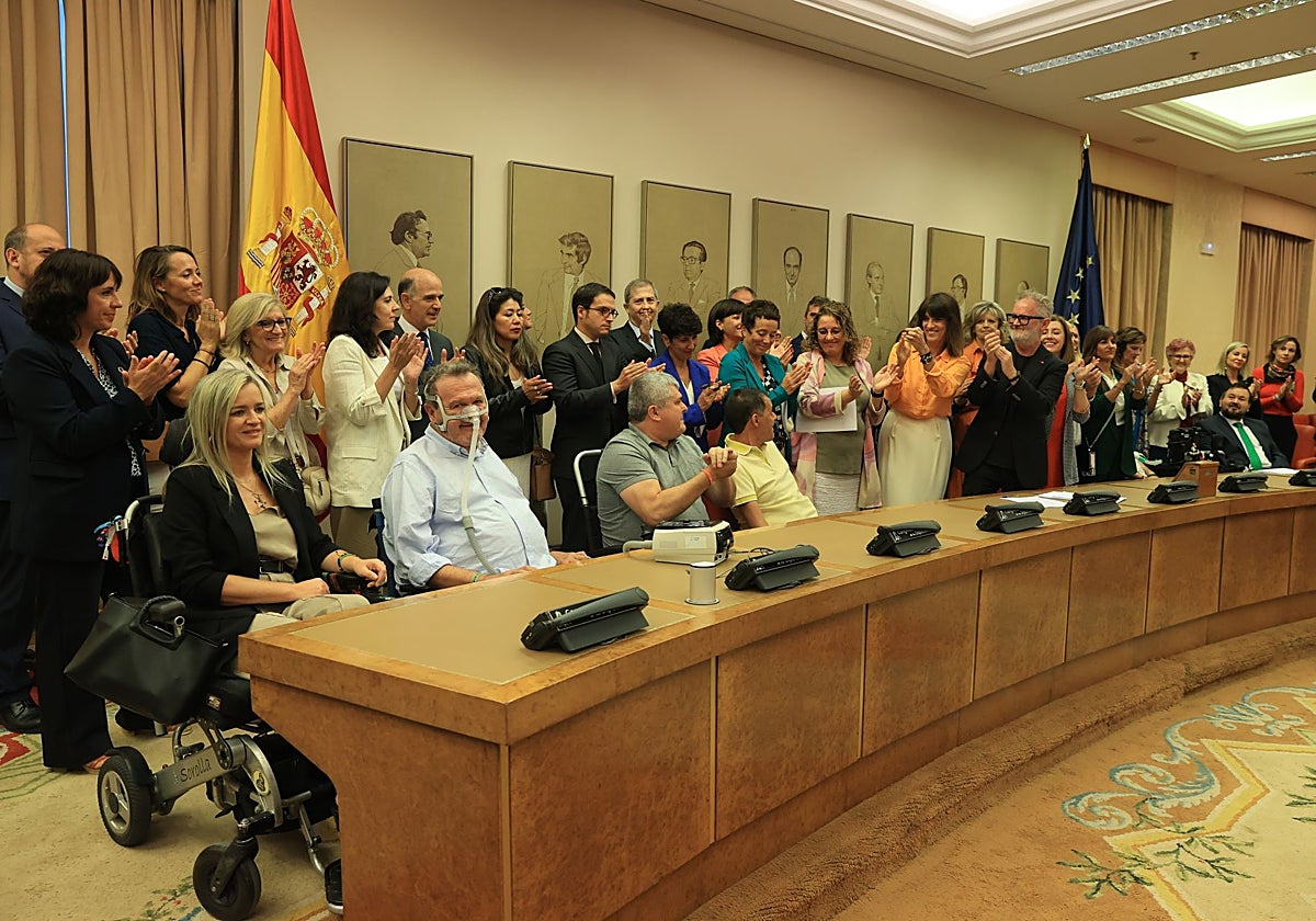 Pacientes de ELA y diputados, en septiembre de 2024, tras la aprobación de la ley en el Congreso