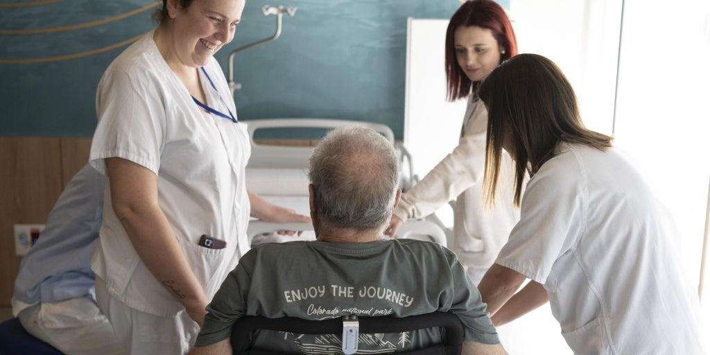 El Gobierno aprobará este martes un decreto ley para desarrollar la Ley ELA y destinará 500 millones a los pacientes dependientes