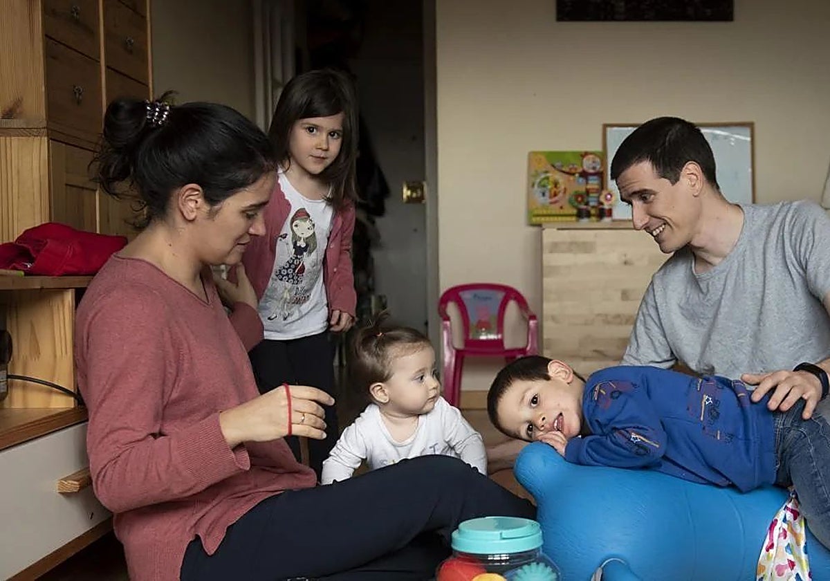 Imagen de archivo de una familia con hijos