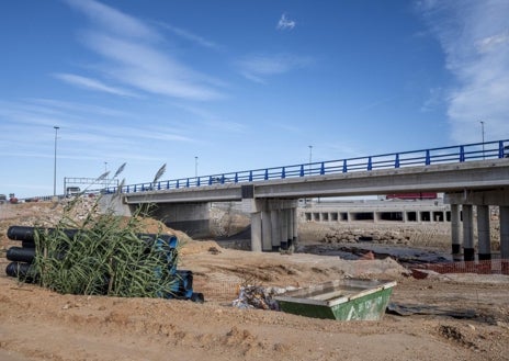 Imagen secundaria 1 - Su particular orografía hace que el Poyo se estreche aguas abajo, cuando el terreno se hace más llano.. En la imagen superior, el giro de 90 grados que el Poyo hace apenas un kilómetro después de donde se encuentra el caudalímetro. Además del imposible giro para el agua,el cauce es mucho más reducido que aguas arriba. En la segunda foto, las obras de reconstrucción del puente sobre el bypass que derribó el barranco del Gallego. Se puede observar la anchura del barranco en ese punto, cuando unos metros más abajo (en la tercera foto), su desembocadura en el cauce principal del Poyo tiene apenas un mar de metros. Esos estrechamientos provocaron que el 29-O toda los campos y los polígonos alrededor se inundaran.