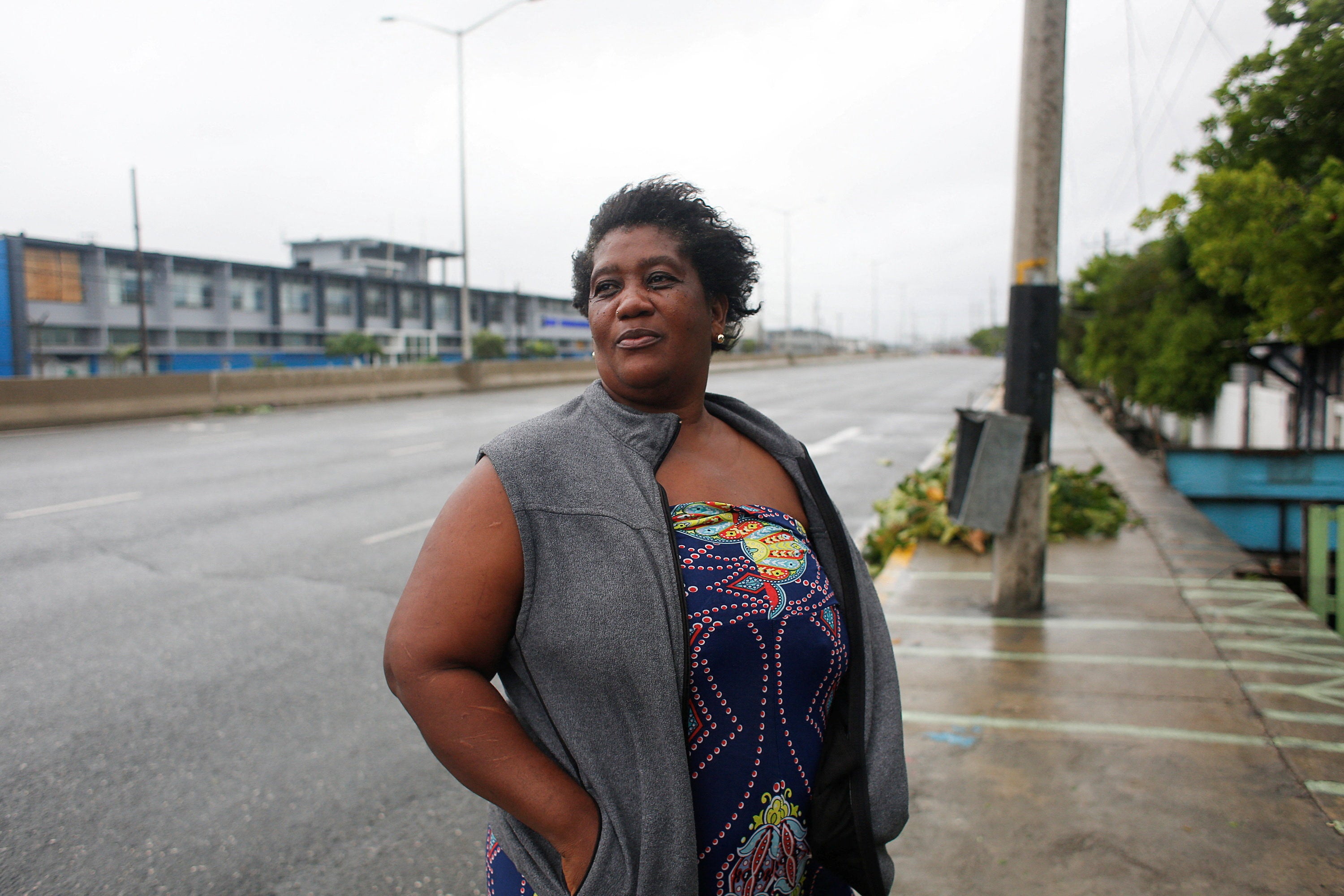 Marsha Brown posa para una fotografía mientras se acerca el huracán Melissa en Kingston, Jamaica, el 28 de octubre de 2025