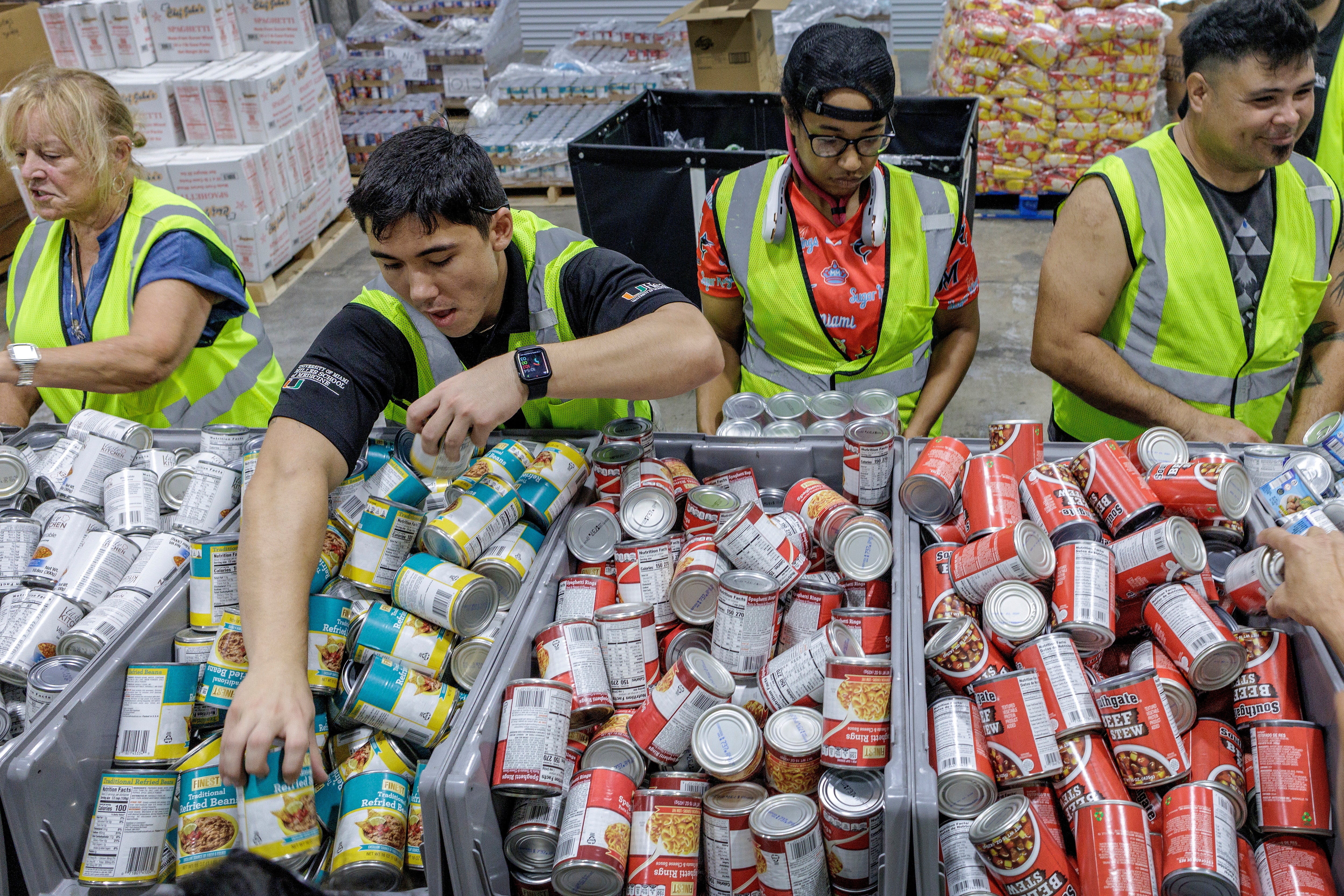 Voluntarios llenan cajas con artículos esenciales en la sede de Global Empowerment Mission (GEM) en Doral, Miami, Florida, EE. UU., el 28 de octubre de 2025