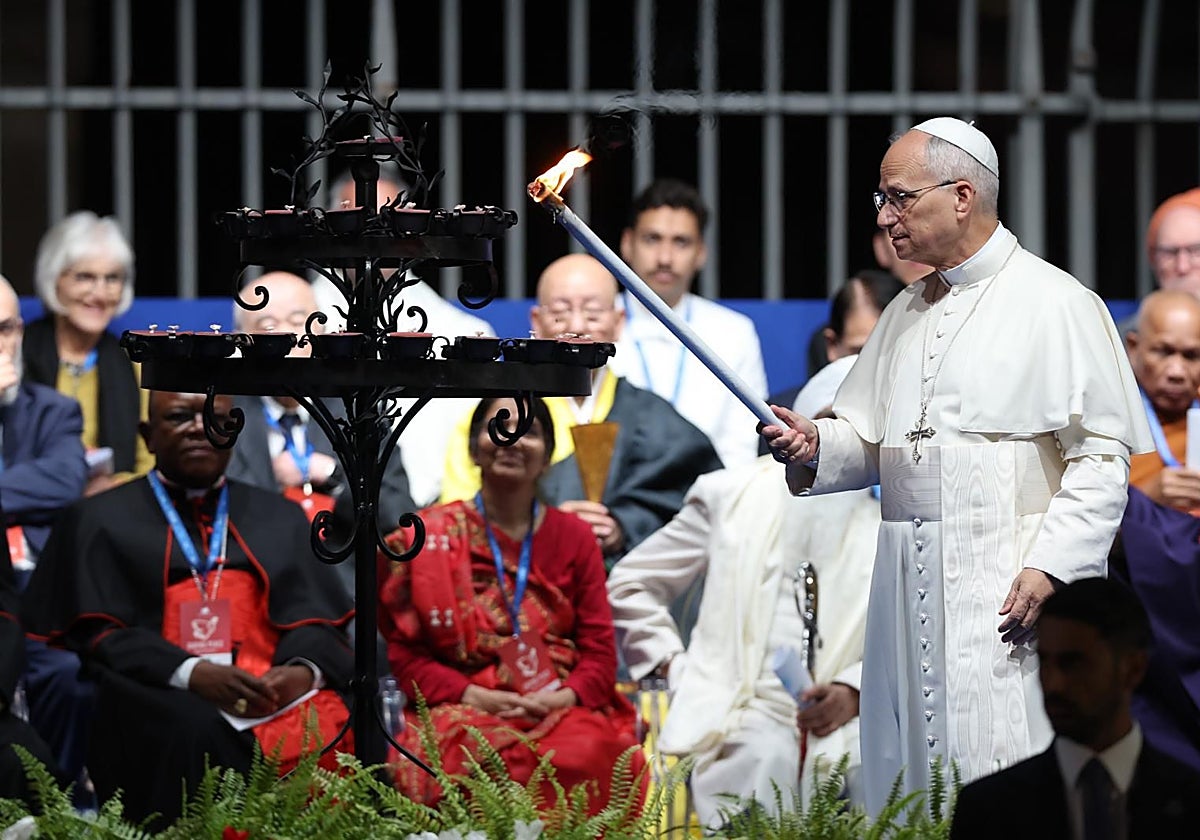 El Papa León XIV enciende un candelabro este martes en una celebración interreligiosa por la paz