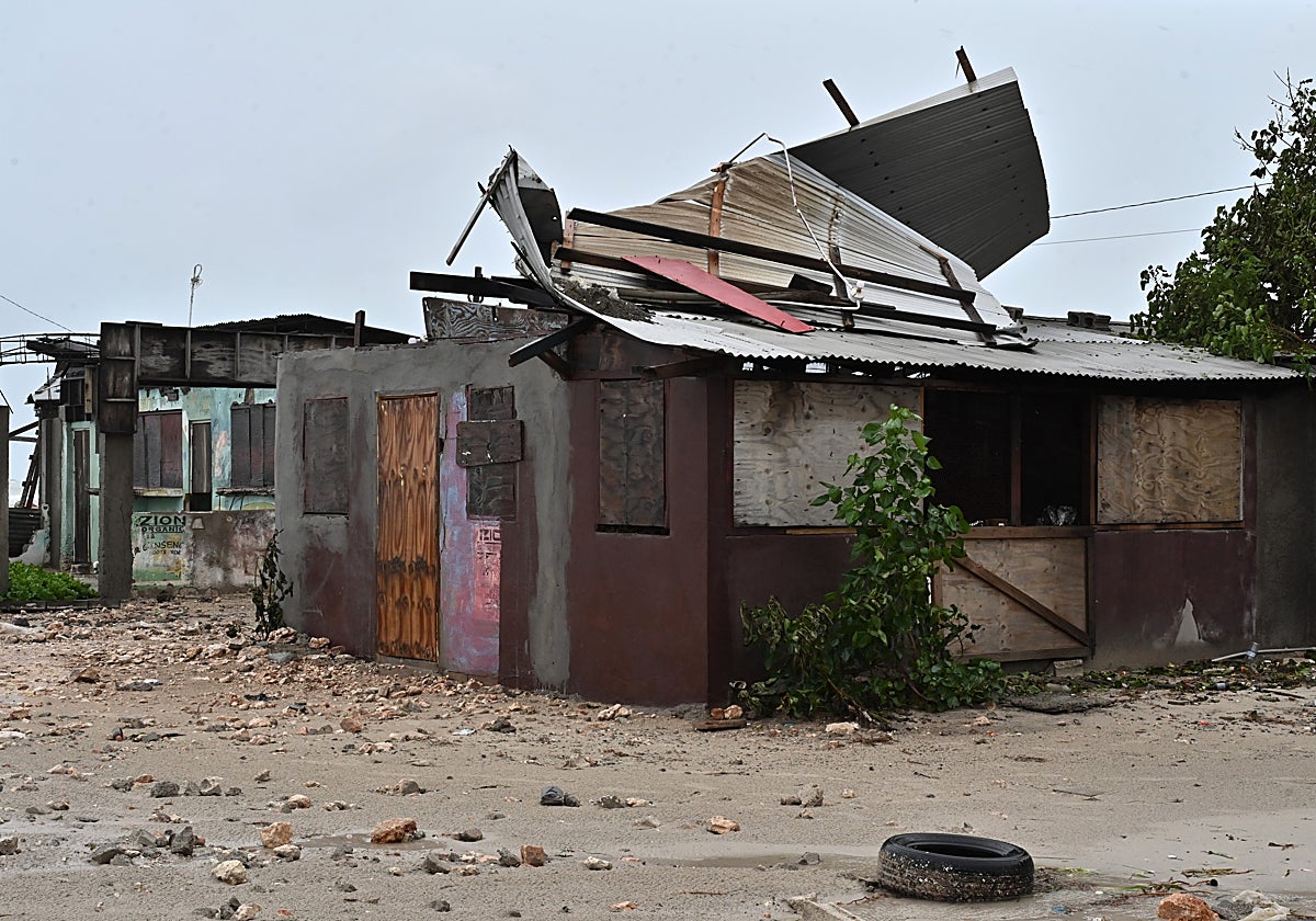 Una casa afectada por los vientos preliminares del huracán Melissa este lunes, en la playa pesquera de Hellshire, en Portmore (Jamaica)