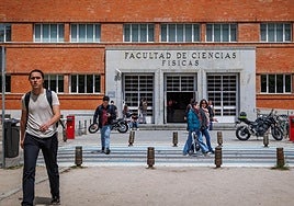 La Complutense permite que sus altos cargos cojan un permiso sabático pagado cada 6 años: «Nos están arruinando»