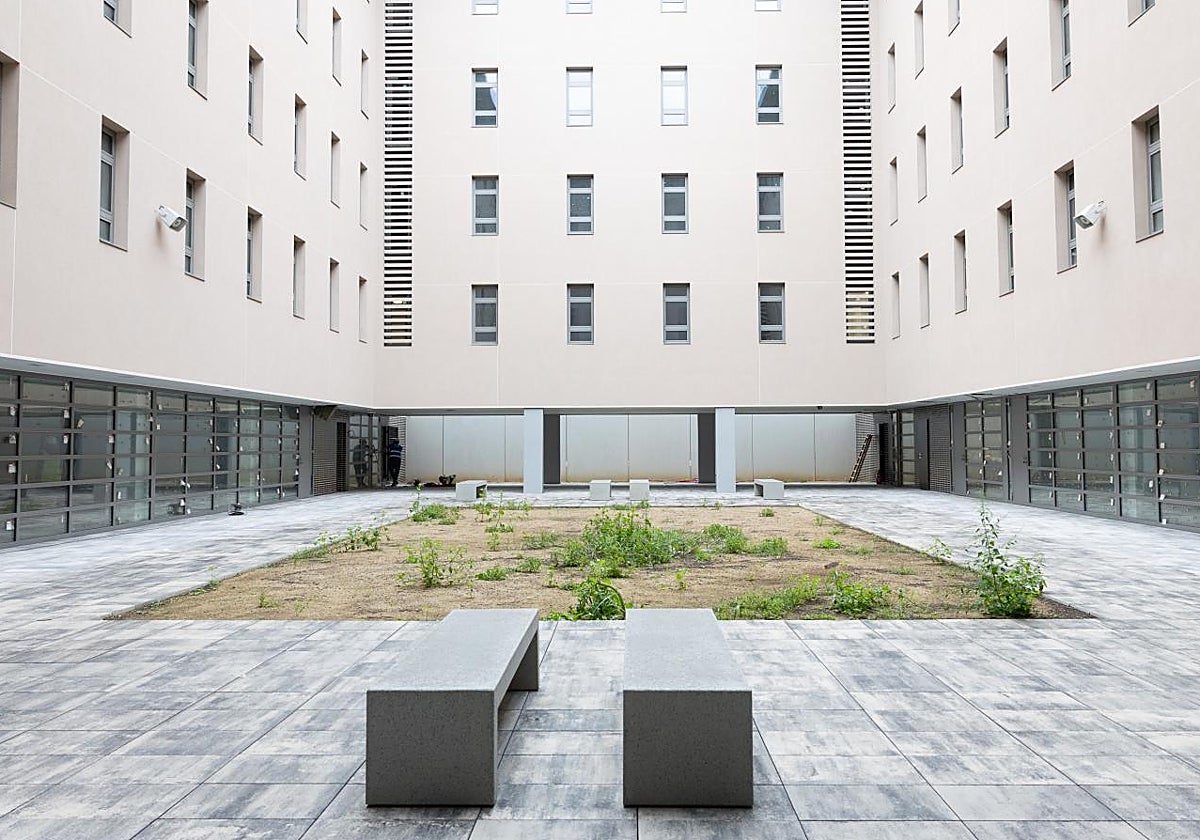 Uno de los patios interiores del centro abierto de la Zona Franca