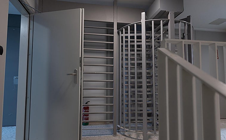 Imagen principal - Arriba, el torno que da acceso a las habitaciones del centro abierto de la Zona Franca. Sobre estas líneas, una de las habitaciones, con dos literas, construidas por los propios presos, y la vista de uno de los patios interiores, al que dan los cuartos. Las ventanas no tienen rejas. 