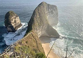 Suspenden el ascensor de cristal en la famosa playa de Kelingking, Bali, uno de los destinos más virales en redes sociales