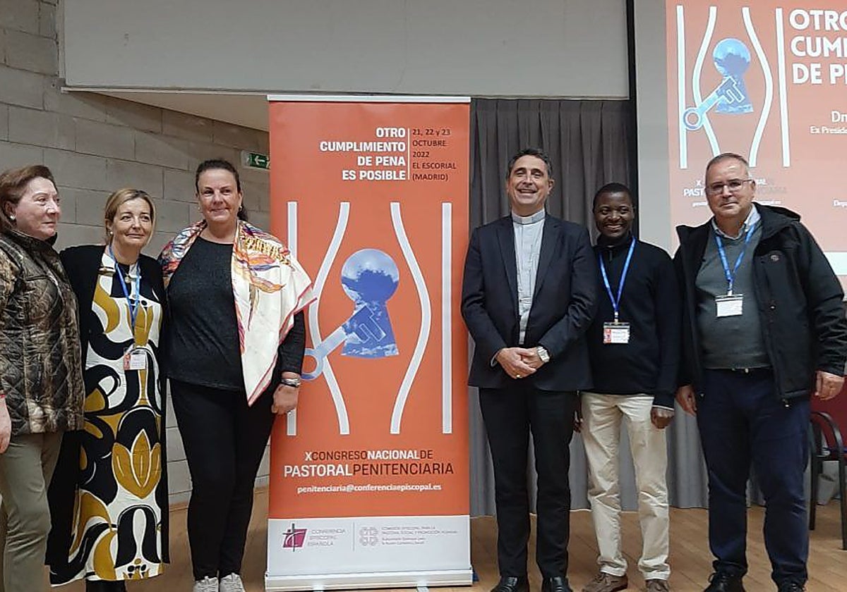 A la derecha, el jesuita acusado de abusos en la participación en unas jornadas de Pastoral Penitenciaria, de que la que fue responsable en la Conferencia Episcopal