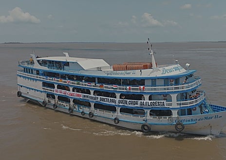 Imagen secundaria 1 - En la primera imagen, los jóvenes de la Alianza de Pueblos por el Clima. En la segunda, el barco en el que viajan. En la tercera imagen, Angélica Mendes y el Cacique Raoni