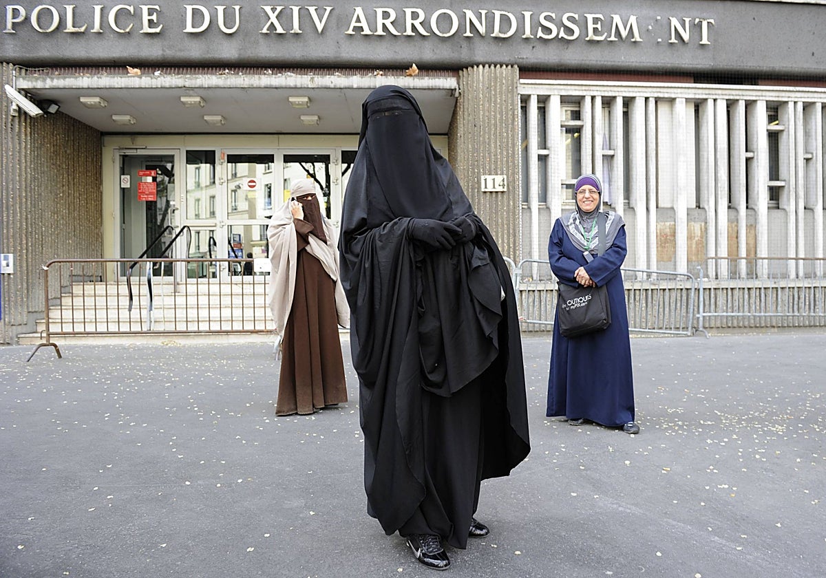 Varias mujeres en Francia portan el niqab en la vía pública en 2011, antes de su prohibición