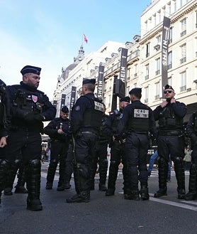 Imagen secundaria 2 - Este miércoles Shein ha abierto la su primera tienda física del mundo. En concreto, en el centro de París, en plena polémica con Francia por la venta de las muñecas sexuales de niñas. Además de las largas colas, han acudido varios protestantes en contra del gigante asiático, teniendo que movilizarse la Policía para evitar altercados