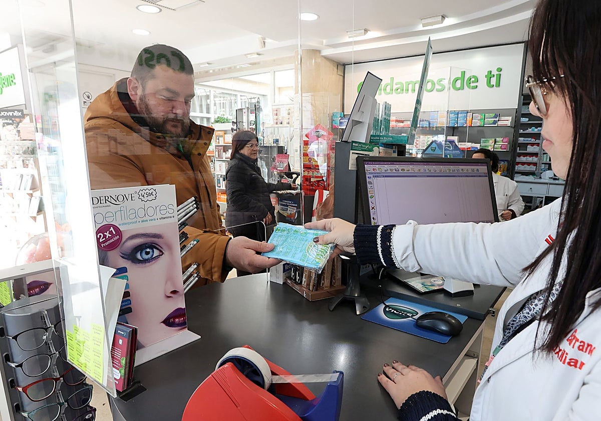 Venta de mascarillas en una farmacia