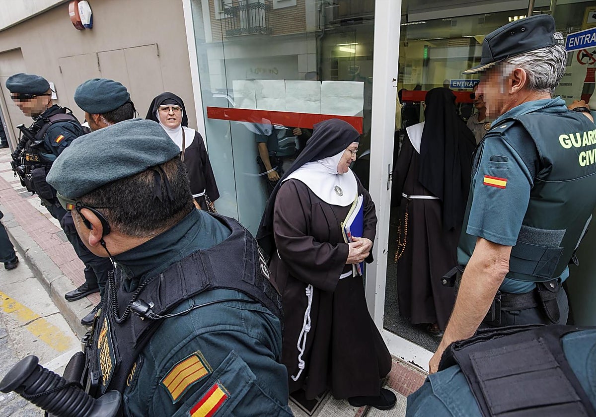 La exabadesa de Belorado en la puerta de los juzgados de Briviesca el día del juicio sobre desahucio