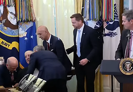 Un ejecutivo de Novo Nordisk se desploma delante de Trump en el anuncio de un plan para bajar el precio de Ozempic