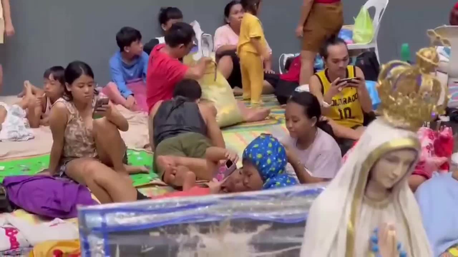 El tifón Kalmaegi obliga a centenares a evacuar sus casas en Filipinas