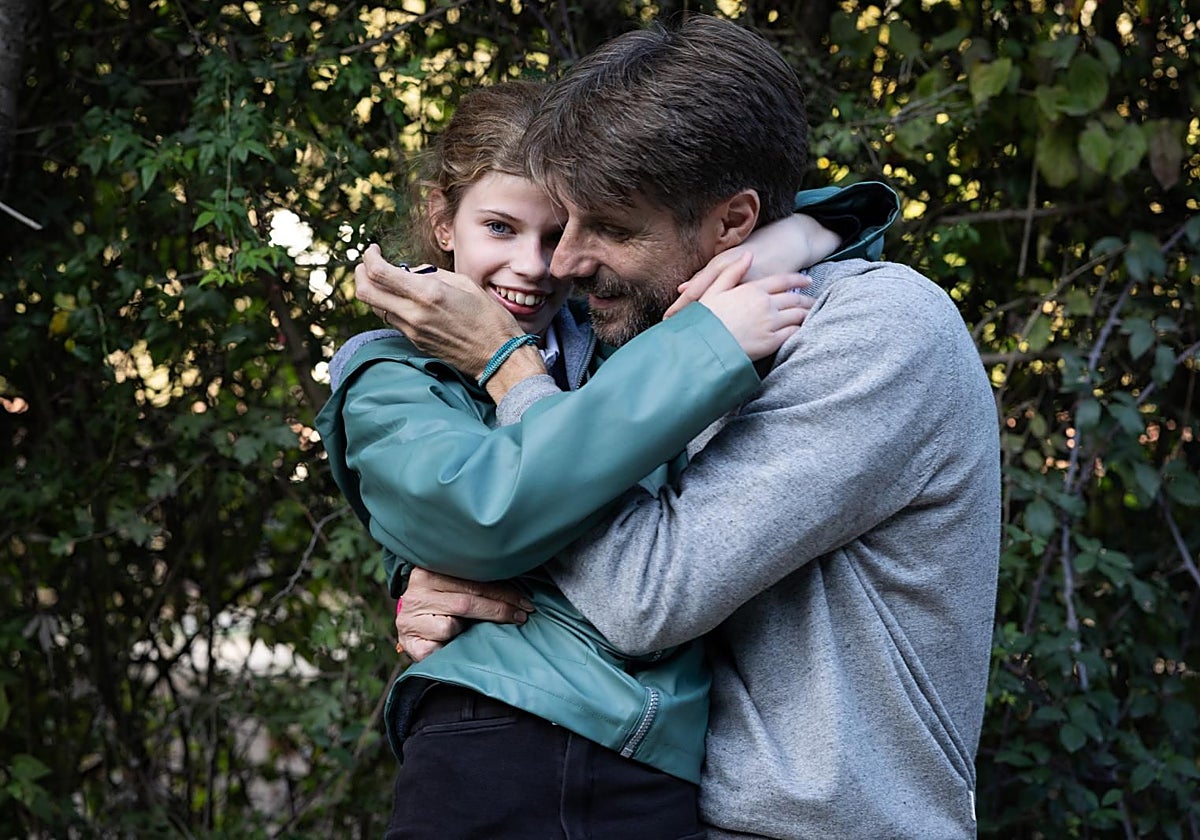 Lucía abraza a su padre antes de empezar su sesión de equinoterapia