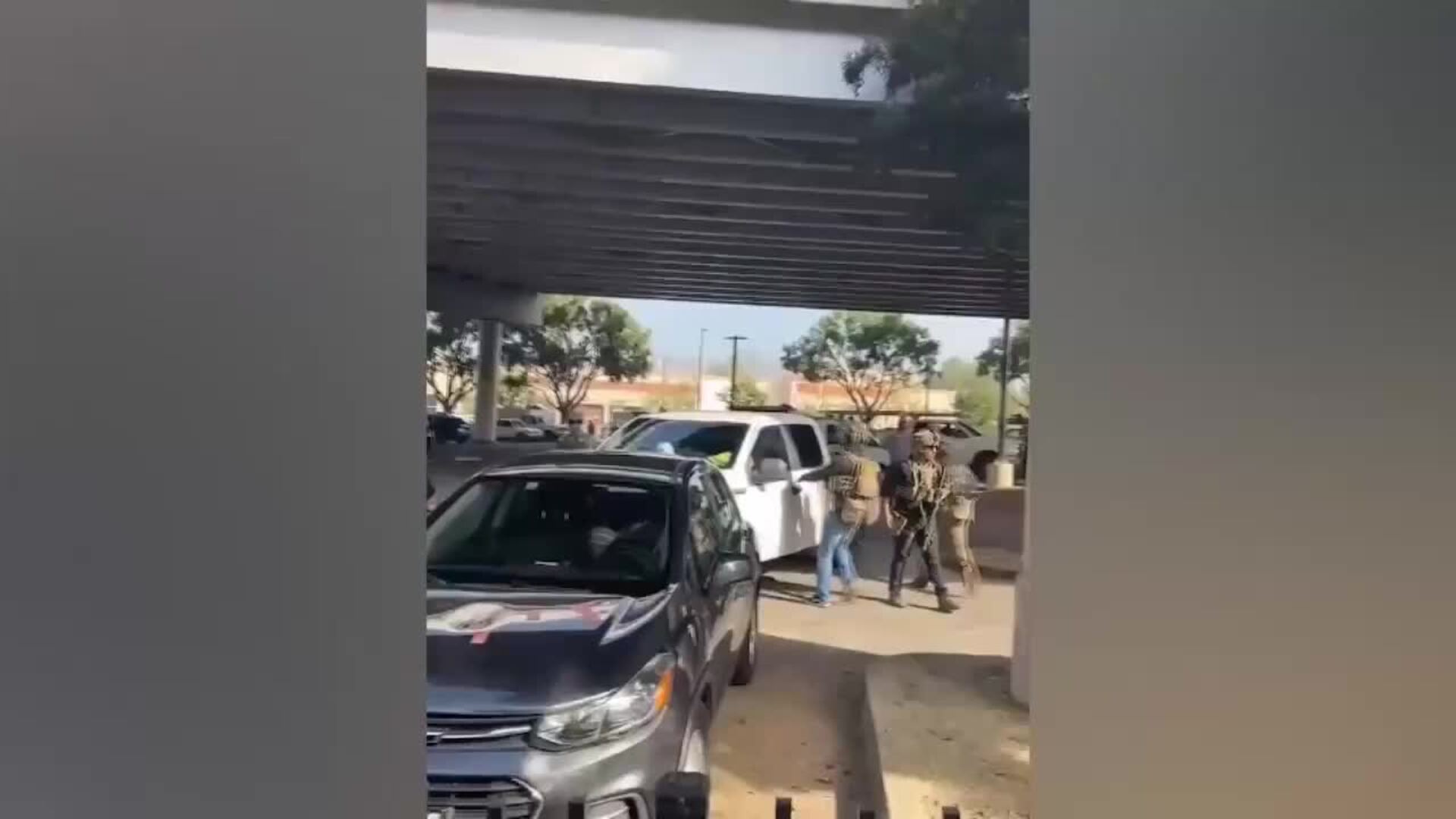 Agentes migratorios armados se llevan carro con un bebé tras arrestar a su padre en EE.UU.