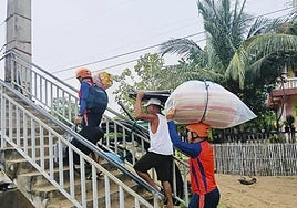 El supertifón Fung-wong deja al menos dos muertos y estragos materiales nada más tocar tierra en Filipinas
