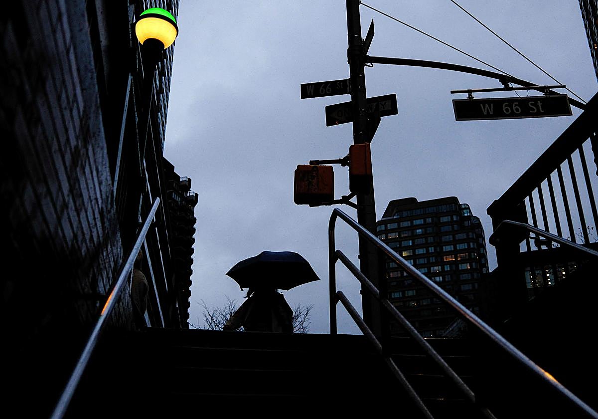 Una mujer camina entre la lluvia en Manhattan.