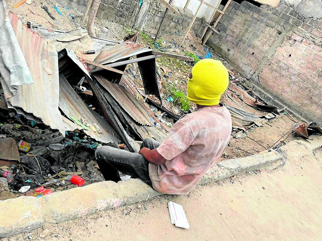 Imagen principal - Vendedores y consumidores de bombé en varios barrios marginales de Kinshasa, donde crece la adicción de manera proporcional a la precariedad