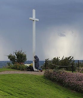 Imagen secundaria 2 - En la primera imagen, Madeleine Aumont. Las imágenes 2 y 3 corresponden a las denominadas «Cruces del Amor»