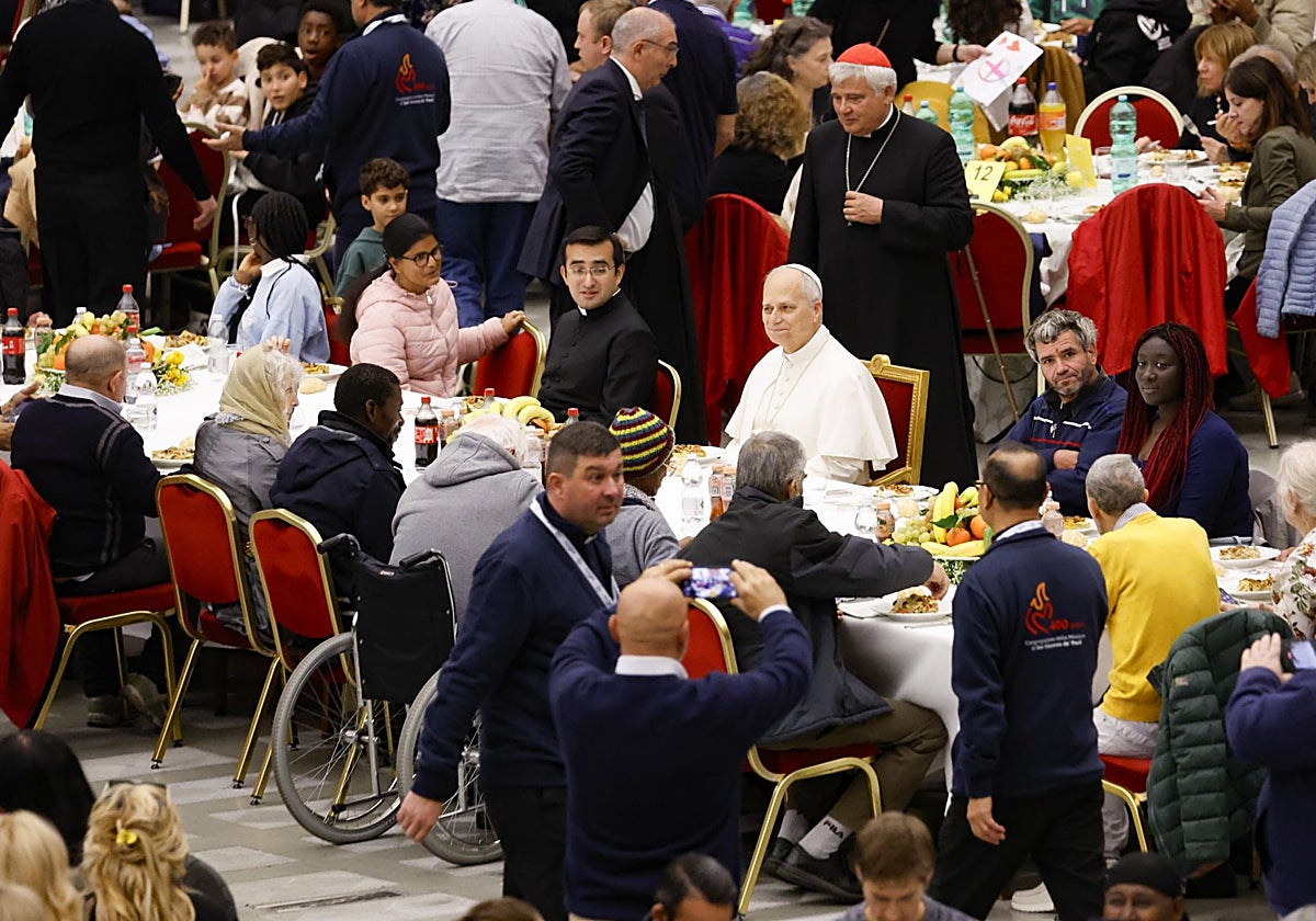 León XIV asiste a un almuerzo con los pobres en el Aula Pablo VI, en la Ciudad del Vaticano