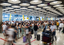 La población extranjera crece 20 veces más rápido que la española en 2025