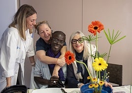Los ramos de Rosa: belleza y resistencia ikebana para un final de vida mejor