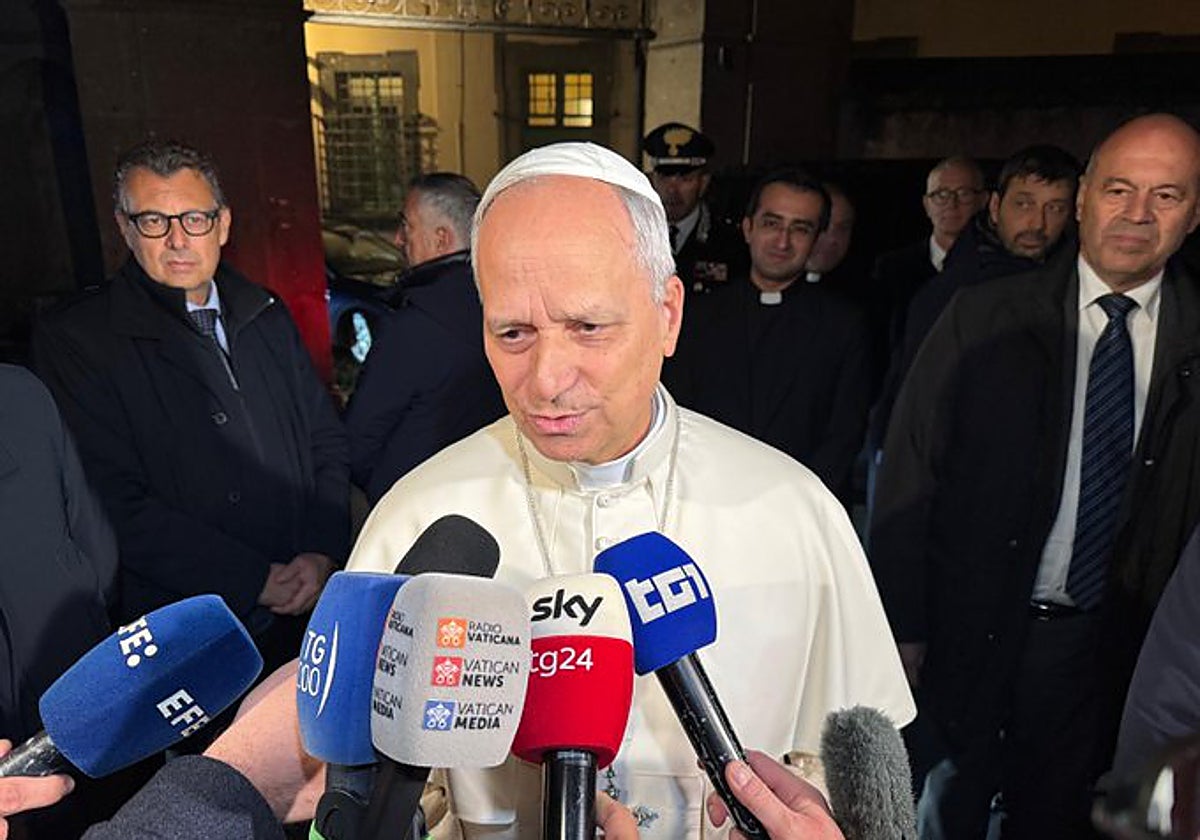 El Papa León XIV saluda a los periodistas y responde a sus preguntas en Castel Gandolfo