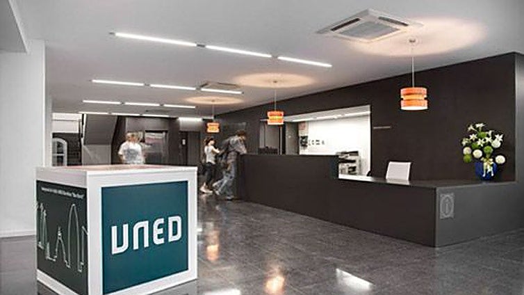 El rodillo lingüístico llega a la UNED en Cataluña: denuncian que, pese a ser una universidad estatal, las tutorías son solo en catalán
