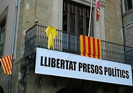 El primer ayuntamiento condenado por exigir demasiado catalán a sus empleados lo pide ahora para albañiles