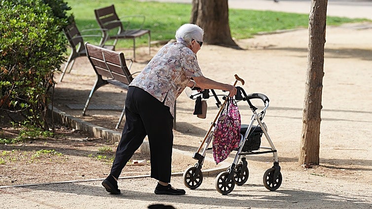 Vivir más, pero no mejor: ¿por qué las mujeres tienen cinco años más de esperanza de vida que los hombres?